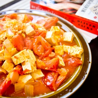 tofu and tomato stirfry with sriracha